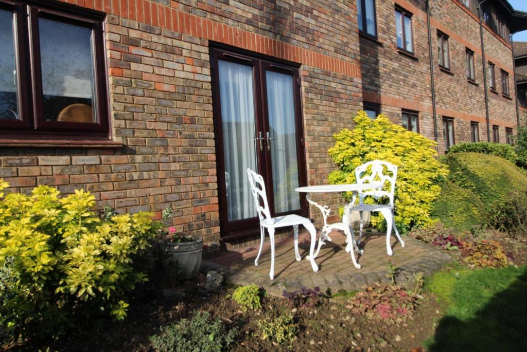 Huskards, Waldegrave Gardens, Upminster, Essex, RM14 2 bed retirement
