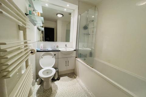 1 bedroom in a house share to rent, Old Bell Gate Place, London E14