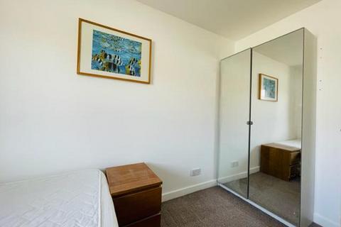 1 bedroom in a house share to rent, Old Bell Gate Place, London E14