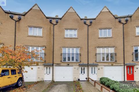 143 Varcoe Gardens, Hayes, UB3 2FJ