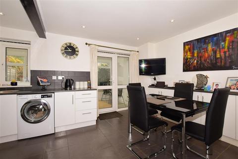 4 Oswald Close, Fetcham, Leatherhead, KT22 9UG