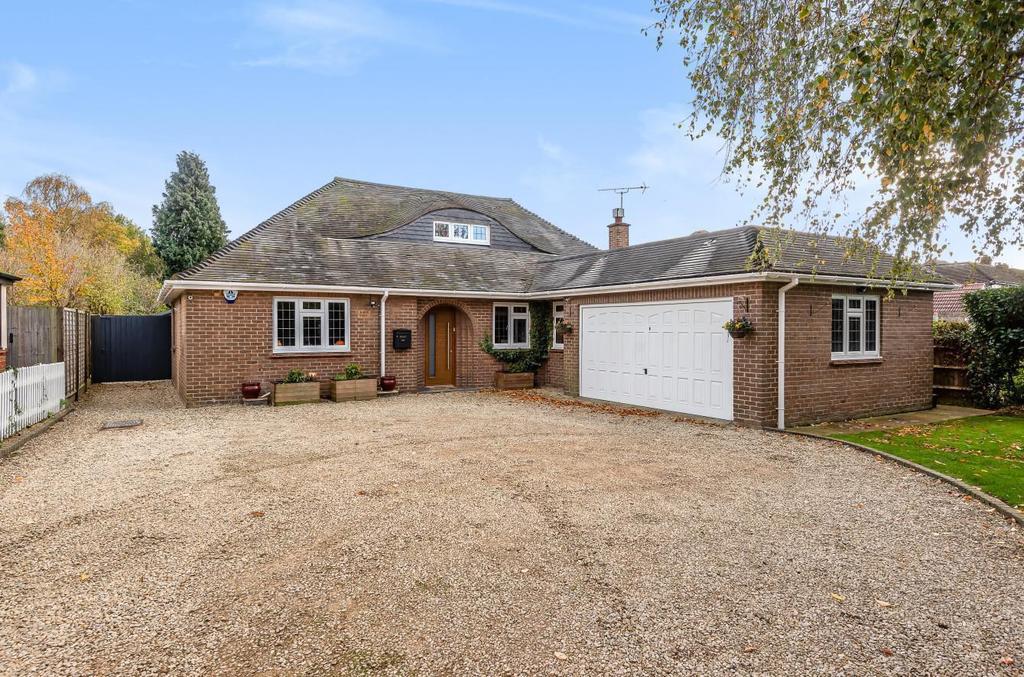 Farthing Green Lane, Stoke Poges, SL2 3 bed chalet £900,000