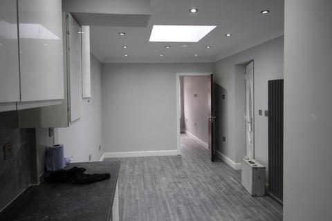 1 bedroom semi-detached house to rent, Hayes