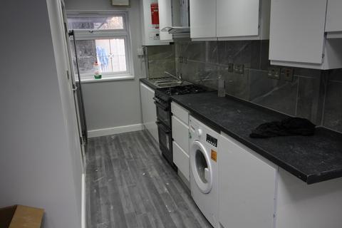 1 bedroom semi-detached house to rent, Hayes