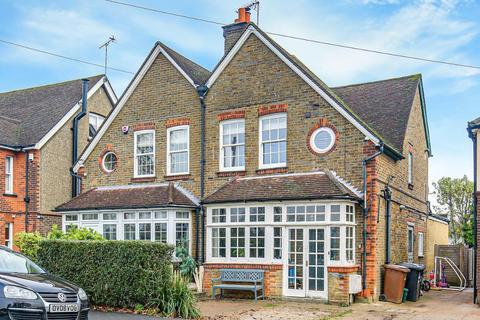 43 Leas Road, Warlingham, CR6 9LP