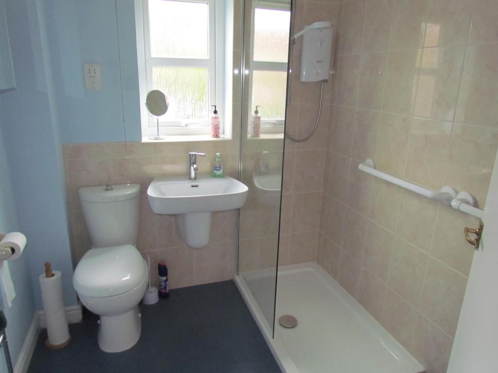 Roxby Gardens, ThorntonLeDale. YO187SR 2 bed flat £89,950