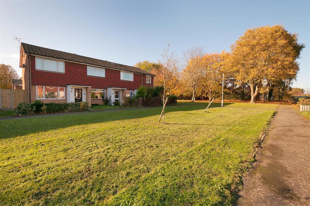 Golding Gardens, East Peckham 2 bed terraced house £300,000