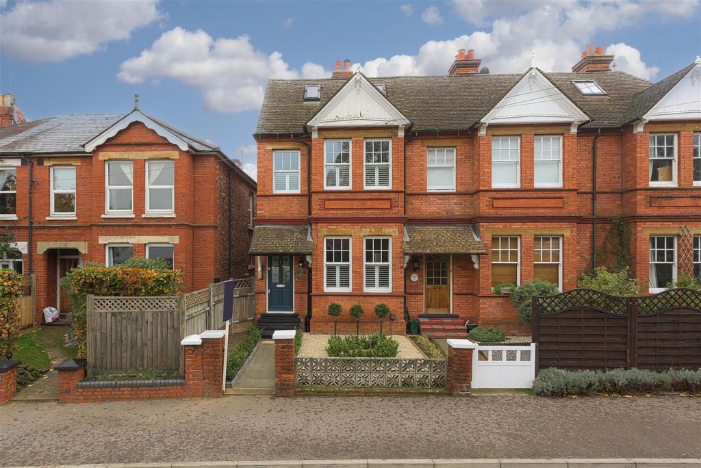 Vincent Lane, Dorking 3 bed end of terrace house £650,000