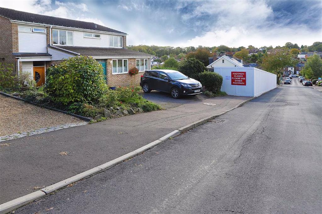 Bloomfield Road, Harpenden, Herts 4 bed detached house £1,000,000