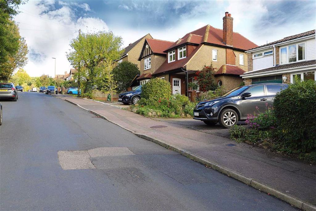 Bloomfield Road, Harpenden, Herts 4 bed detached house £1,000,000