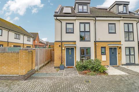 17 Brookside Crescent, Westcliff-on-sea, SS0 0EL