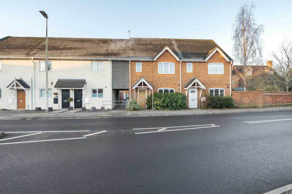 Station Road, Thatcham, RG19 3 bed end of terrace house £1,300 pcm (£