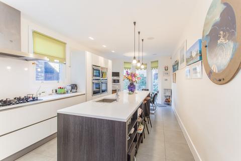 1d Tredegar Square, London, E3 5AD