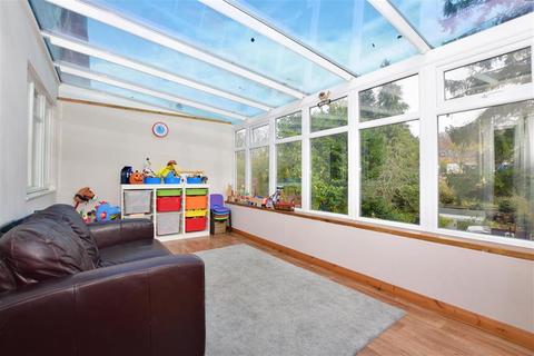 19 High Trees Close, Caterham, CR3 6JQ