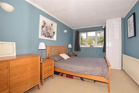 19 High Trees Close, Caterham, CR3 6JQ