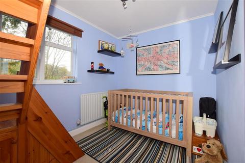 19 High Trees Close, Caterham, CR3 6JQ