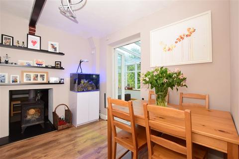 19 High Trees Close, Caterham, CR3 6JQ