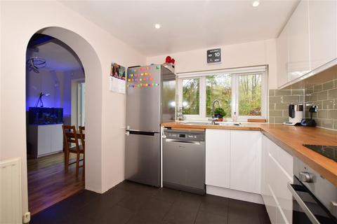 19 High Trees Close, Caterham, CR3 6JQ