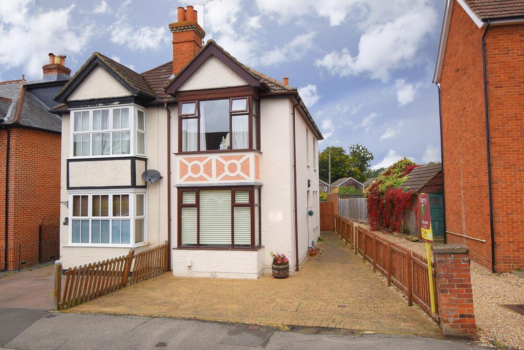 Gordon Avenue, Camberley, Surrey, GU15 3 bed semidetached house £425,000