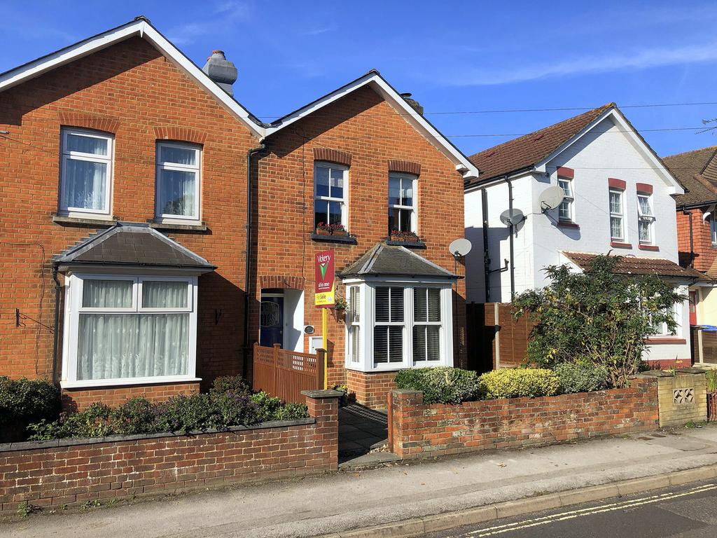 Park Road, Farnborough, Hampshire, GU14 3 bed semidetached house £