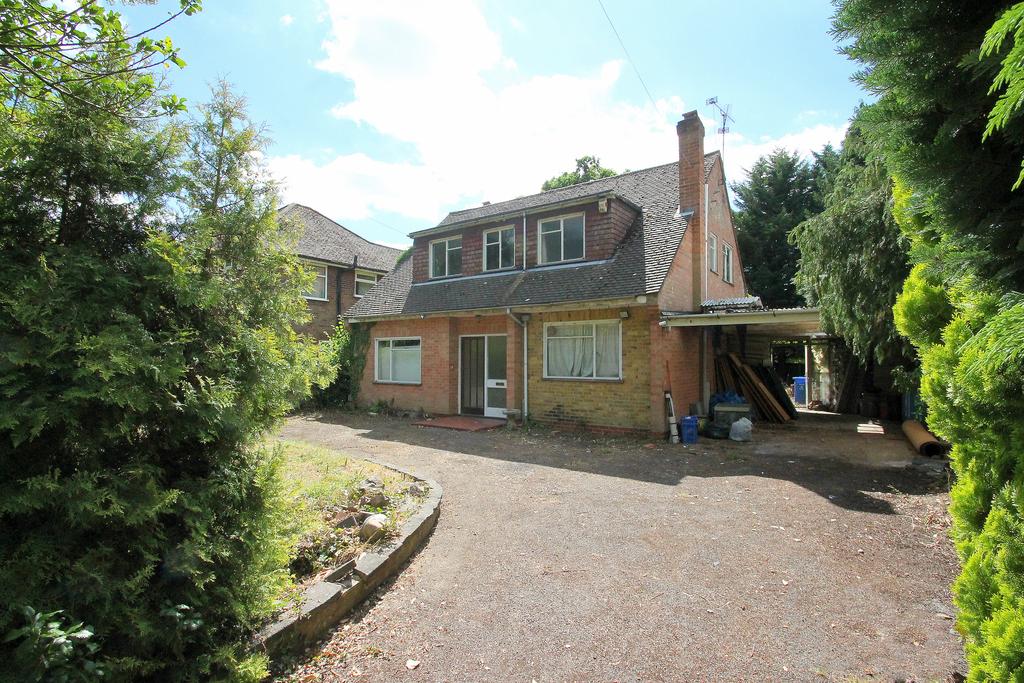 Salisbury Road, Farnborough, Hampshire, GU14 4 bed detached house £