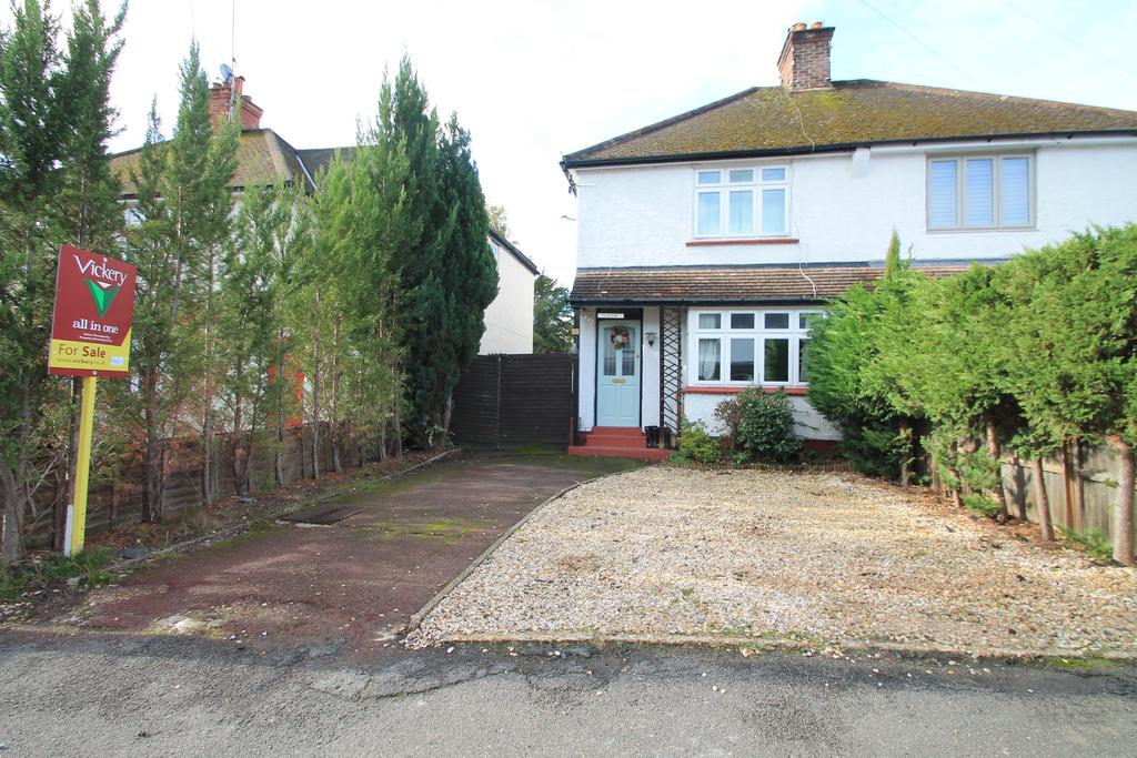Poplar Avenue, Windlesham, Surrey, GU20 2 bed semidetached house £