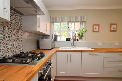 7 Streets Heath, West End, Woking, GU24 9RB