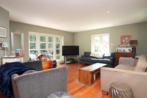 7 Streets Heath, West End, Woking, GU24 9RB