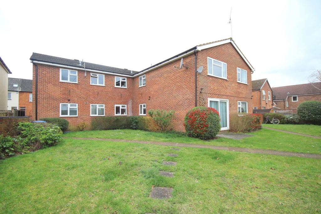 Hythe Park Road, Egham, Surrey, TW20 8DH 1 bed £175,000
