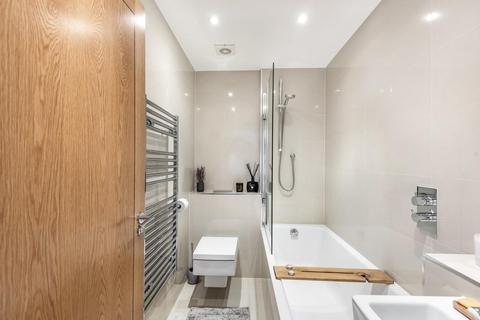 2b Rossiter Road, London, SW12 9RU