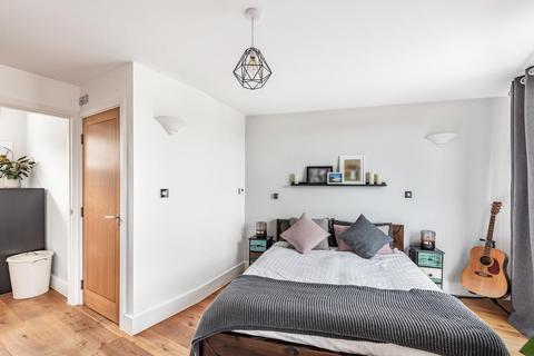2b Rossiter Road, London, SW12 9RU