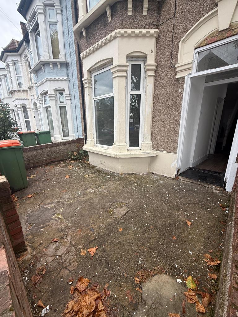 House in LONDON - View 2