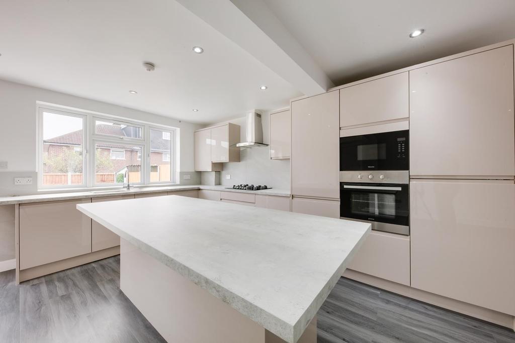 Keats Avenue, Romford, Essex, RM3 3 bed terraced house £350,000