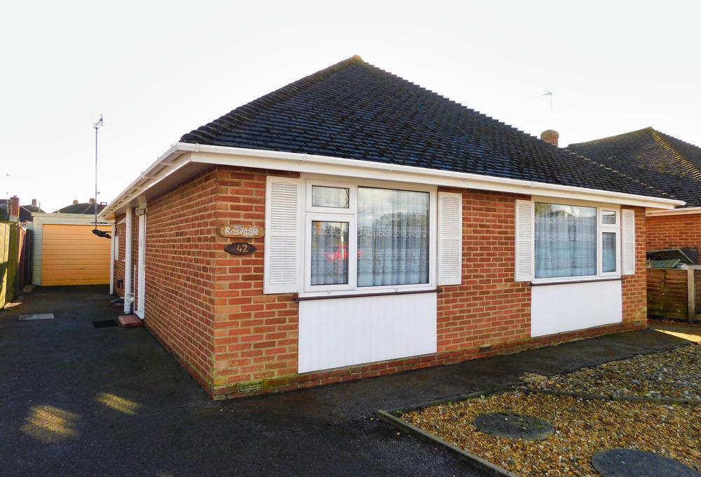 Barnsfield Crescent, Totton, Southampton SO40 2 bed detached bungalow