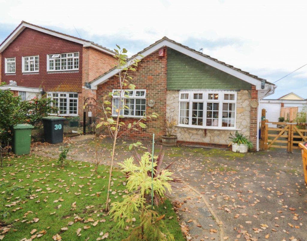 b Lane, Hayling Island 3 bed detached bungalow £525,000