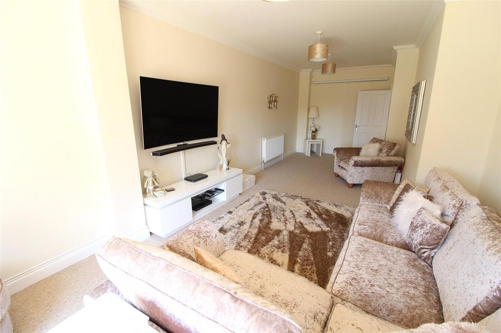 Oakfield Road, Benfleet, SS7 4 bed semidetached house £1,700 pcm (£