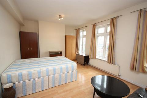 1 bedroom in a flat share to rent, Western Avenue, East Acton, London, W3 7TZ