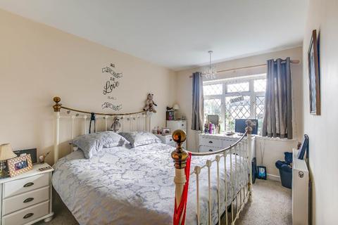 32 Crewes Lane, Warlingham, CR6 9NS
