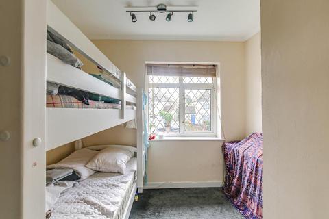 32 Crewes Lane, Warlingham, CR6 9NS