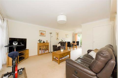 3 Fennells Mead, Epsom, KT17 1TX
