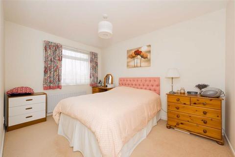 3 Fennells Mead, Epsom, KT17 1TX