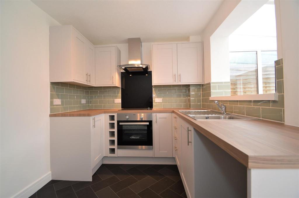 Redbank, Leybourne 2 bed terraced house £950 pcm (£219 pw)