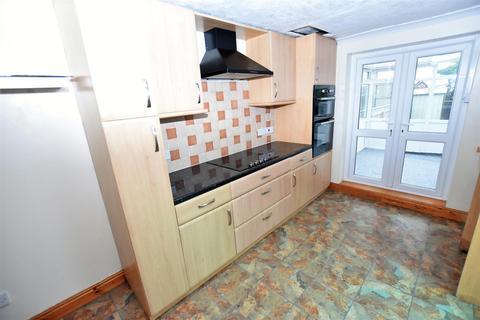 Austral Cliff Road, Hornsea, HU18 1JW