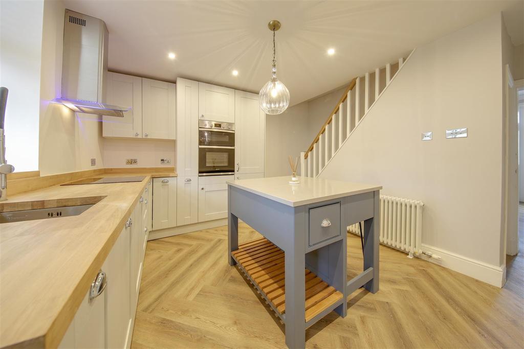 Bury Road, Rawtenstall, Rossendale 2 bed terraced house £150,000