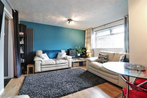 29 Bevis Close, Dartford, DA2 6HB