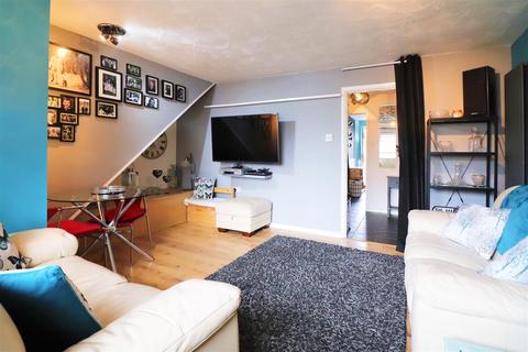 29 Bevis Close, Dartford, DA2 6HB