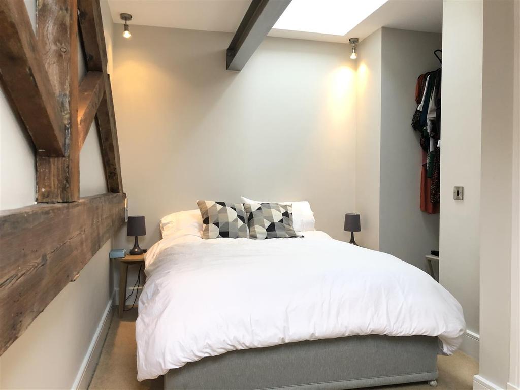 Bed 2.jpg