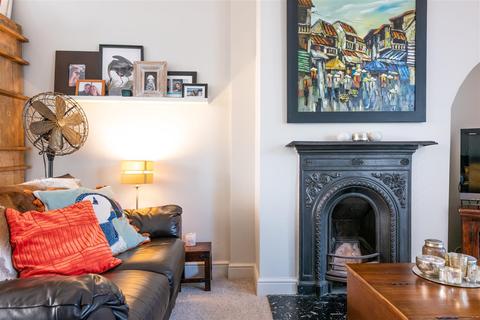 6 Bell Road, East Molesey, KT8 0SS