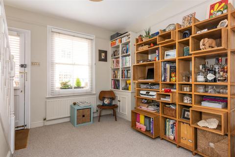 6 Bell Road, East Molesey, KT8 0SS