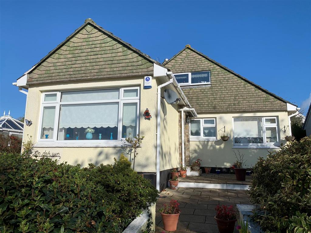 Close, St. Austell 3 bed detached bungalow £300,000